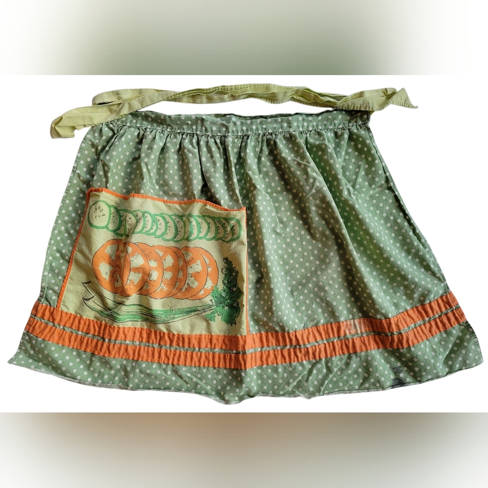Vintage Green Polka Dot Half Apron with Veggie Print – 1950s Style Kitchen Retro